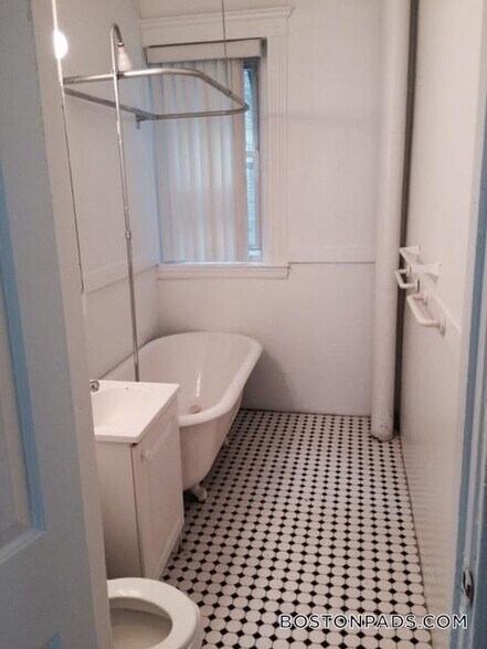 Building Photo - 89 Park Dr