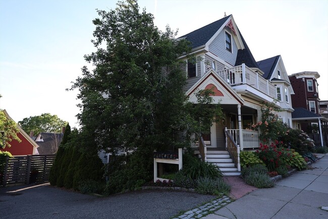 Building Photo - 10 Symmes St