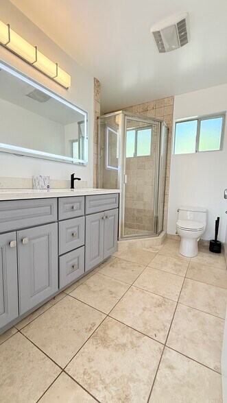 Building Photo - 11141 Greenlawn Ave