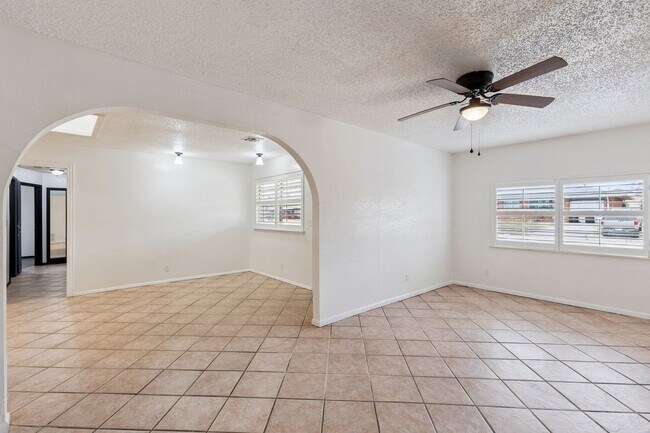 Building Photo - 3 bed, 2 bath home