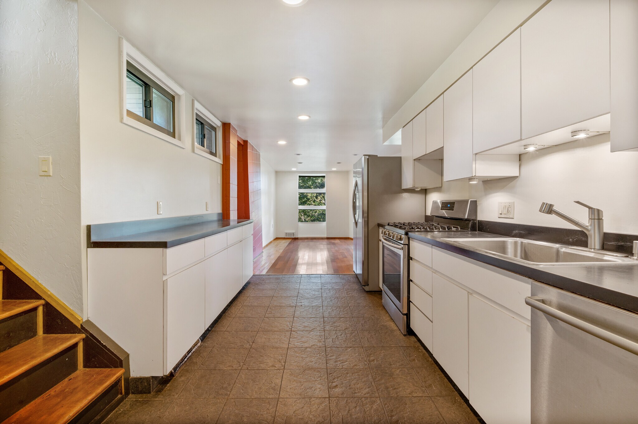 Building Photo - 740 Olivant Plz
