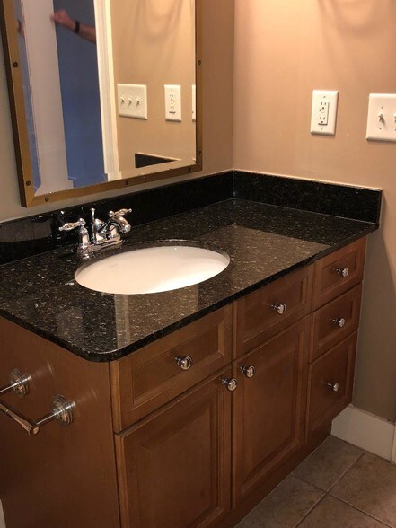 416 Bathroom - 1201 Front Ave