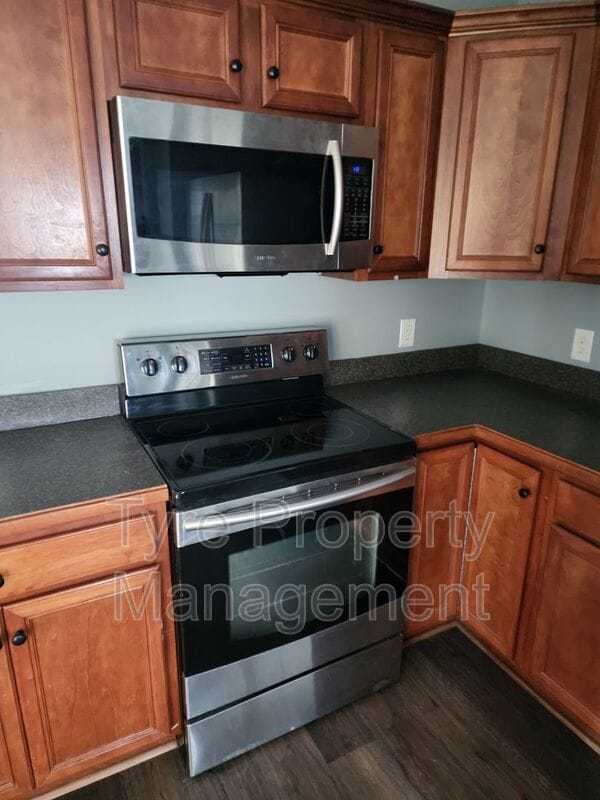 Building Photo - 320 S Square Dr