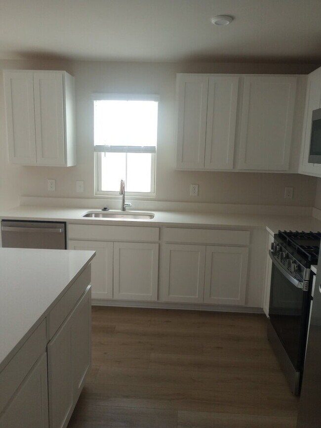 Building Photo - "Charming 3-Bed Townhouse Retreat with 2.5 Baths in Fountain Inn!"