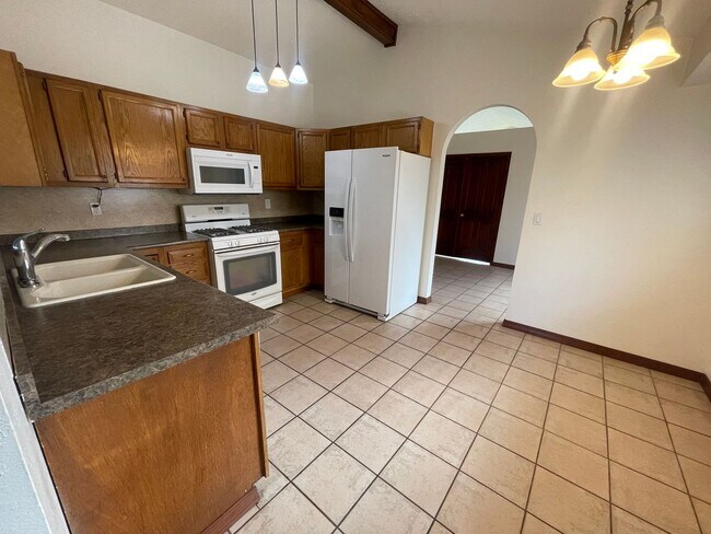 Building Photo - 3 Bedroom Near Mariposa Park in Taylor Ranch