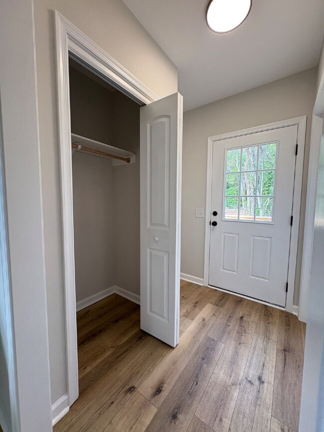 Building Photo - Stand alone home in Madison Heights close to everything.