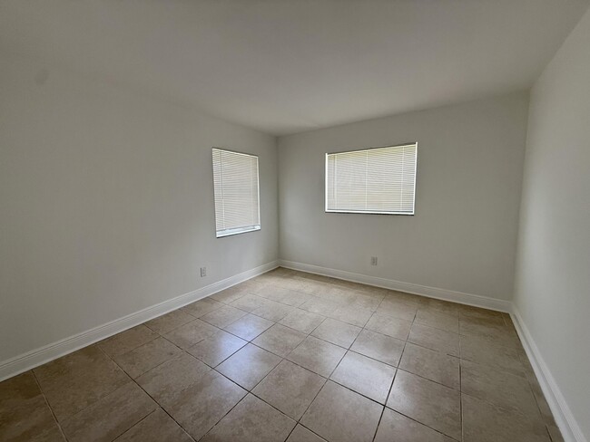 Building Photo - 906 Foresteria Dr