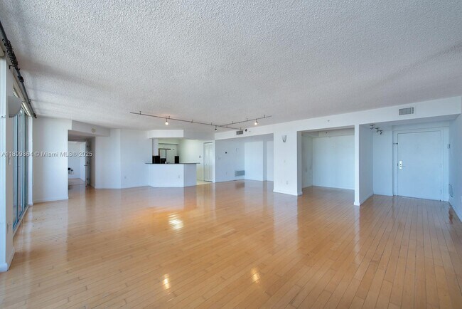 Building Photo - 1900 Sunset Harbour Dr