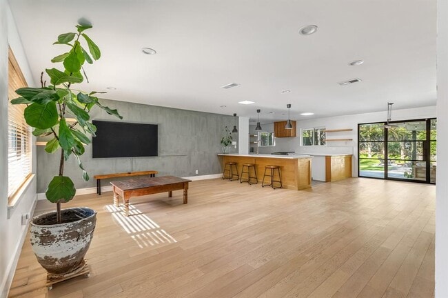 Building Photo - 1604 Elmhurst Dr