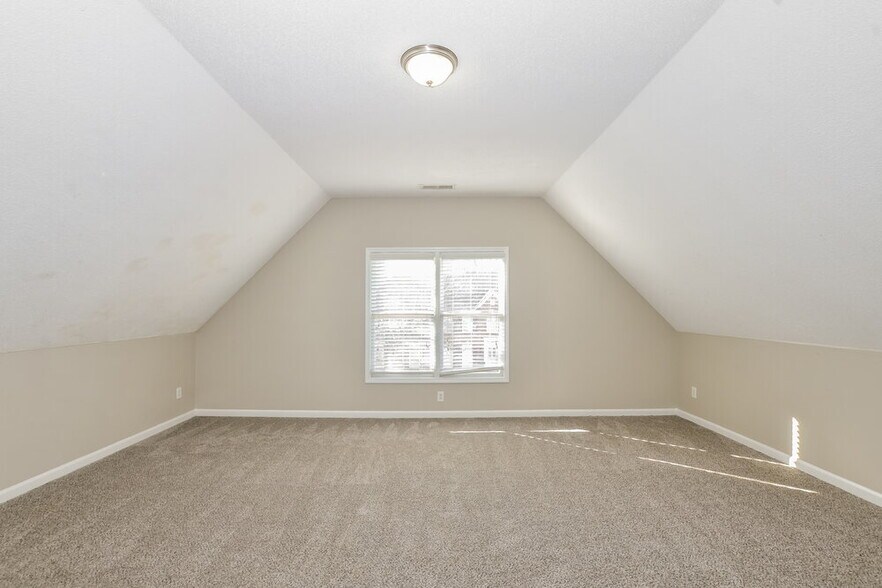 Building Photo - 8664 Meadow Green Dr