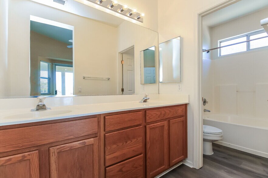 Building Photo - 2730 E Calle Del Norte Dr