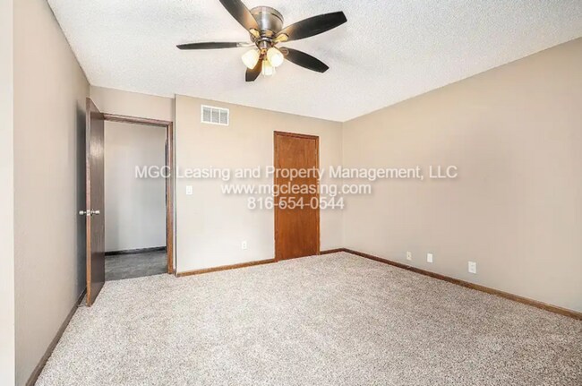 Building Photo - Cozy Townhome with Private Patio by Lake T...