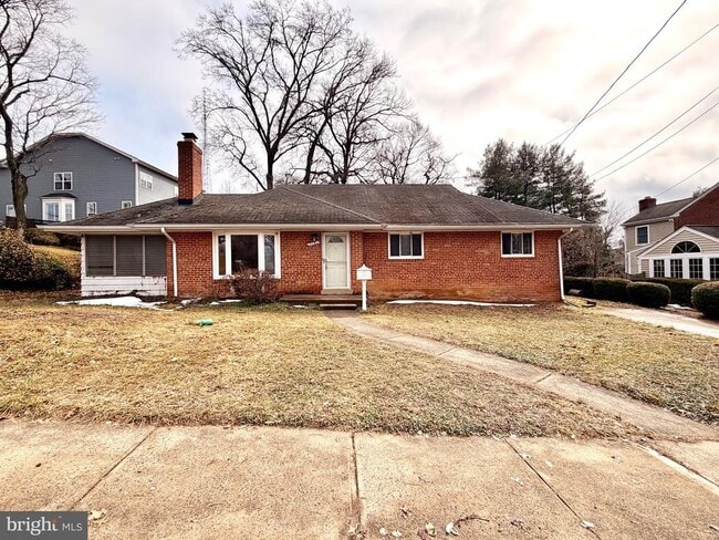 Building Photo - 2121 Patrick Henry Dr