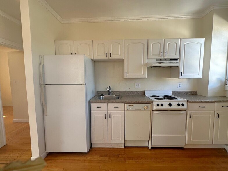 Building Photo - 5 Bishop Allen Dr