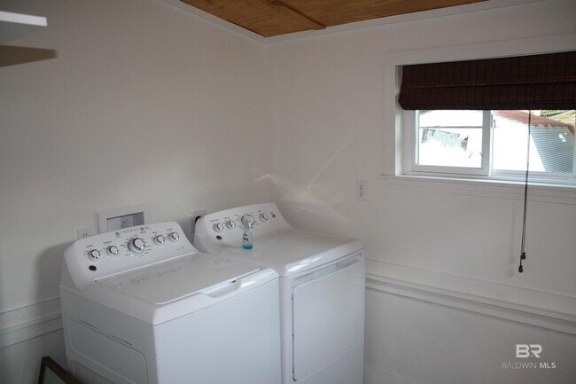 Building Photo - 852 Prospect Ave