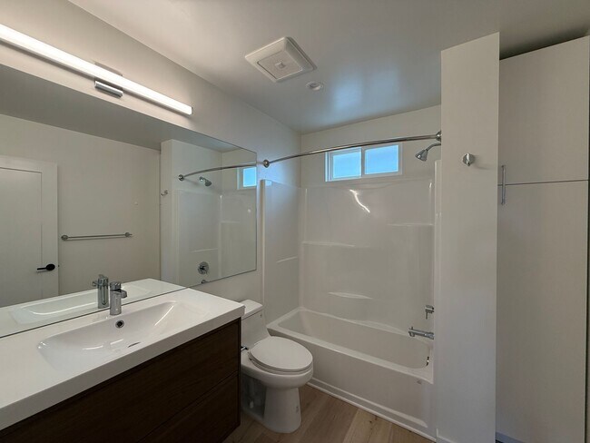 Building Photo - Bright 3BD/2BA Home in Encinitas with Natural Light, In-Unit Laundry & Easy Freeway Access