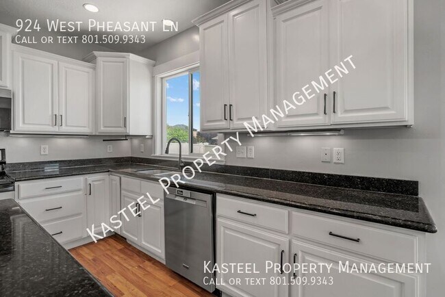 Building Photo - 924 W Pheasant Ln