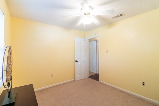 Building Photo - Charming 3 bedroom 2 bath home available soon!!