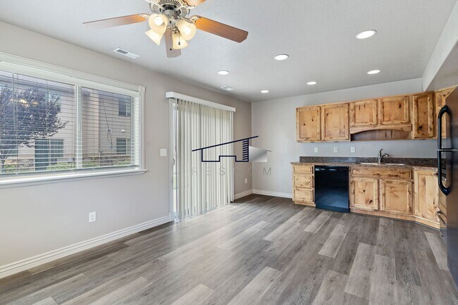 Building Photo - Fantastic Ogden 3 Bedrooom Townhouse!