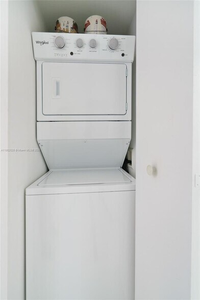 Building Photo - 465 Brickell Ave