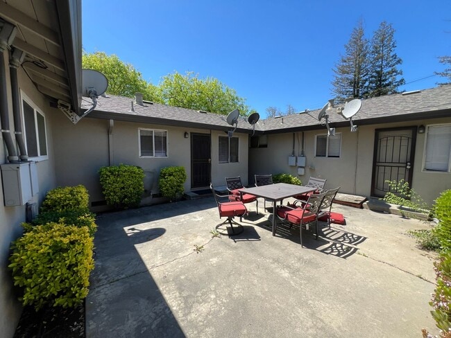 Building Photo - Single story one bedroom unit with covered carport!