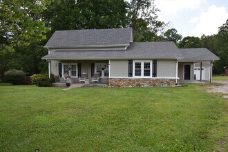 Building Photo - 2 Bedroom Home For Rent in The County!