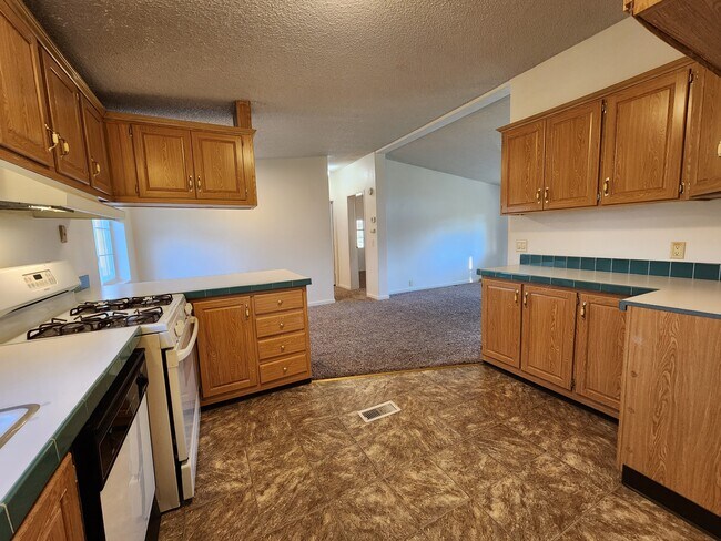 Building Photo - 16915 Hickman Ln