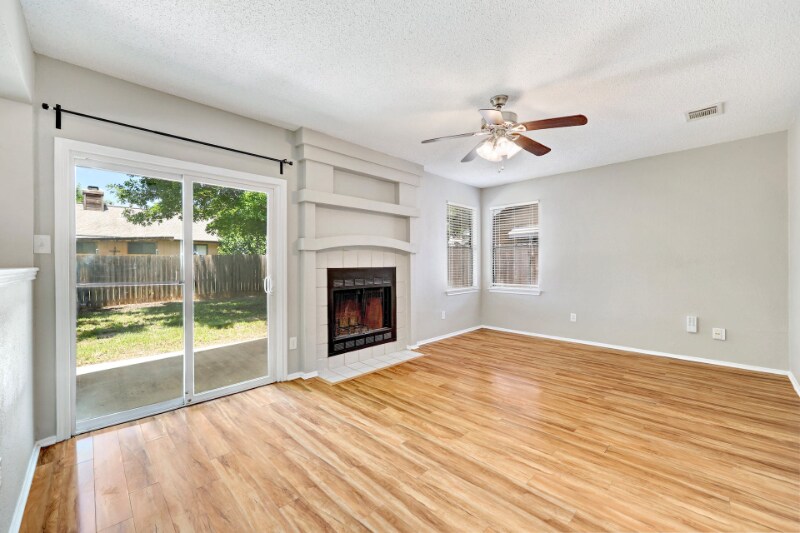 Building Photo - 2102 Bluebonnet Dr