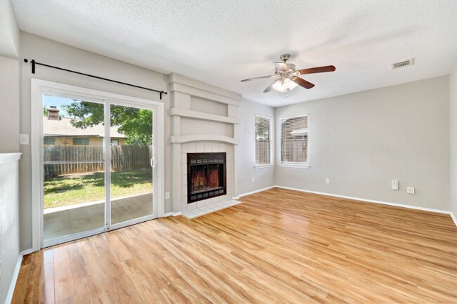 Building Photo - 2102 Bluebonnet Dr