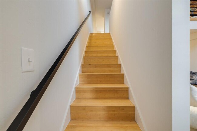 Building Photo - RENT SPECIAL!!!  One bedroom loft in Midtown OKC!