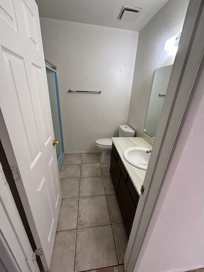 Building Photo - 2 bedroom 1 bath unit with laundry room, enclosed yard and carport.