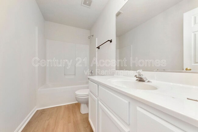 Building Photo - 9907 Warwick Pl