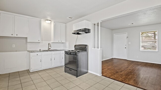 Building Photo - 612 Marshall