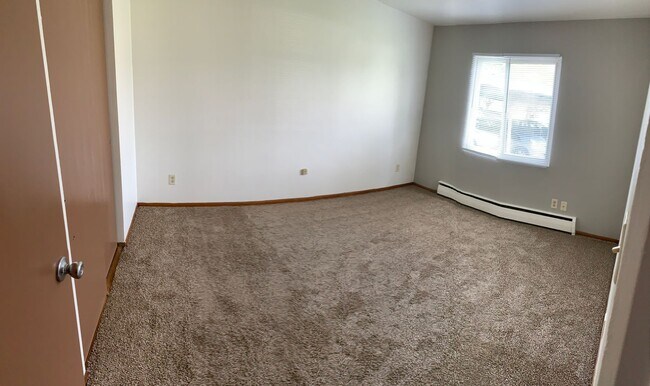Building Photo - 2 Bedroom Lower in Neenah. Heat & Water included