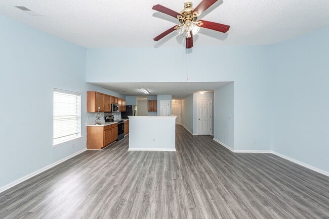 Building Photo - 4 Bedroom, 2 Bathroom Home in Park Hill Pl...