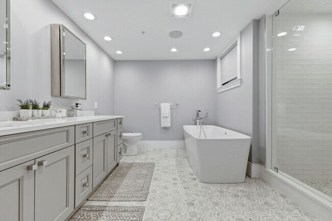 Building Photo - 377 W First St