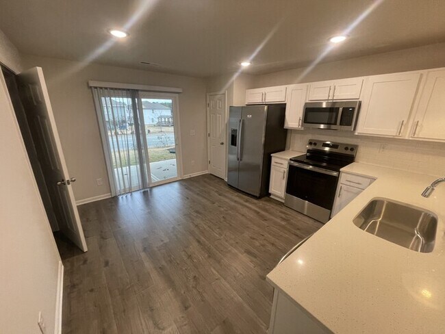 Building Photo - 2 bd 2.5 ba Townhouse