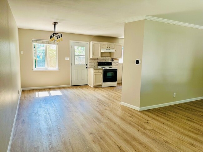 Building Photo - Charming 3 Bedroom Home