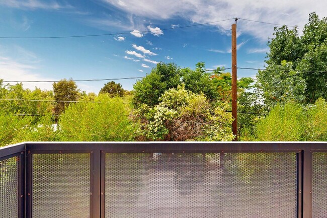 Building Photo - 2645 E Osborn Rd