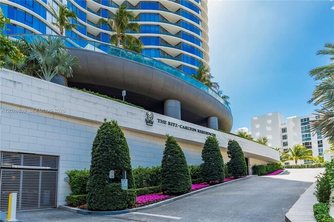 Building Photo - 15701 Collins Ave