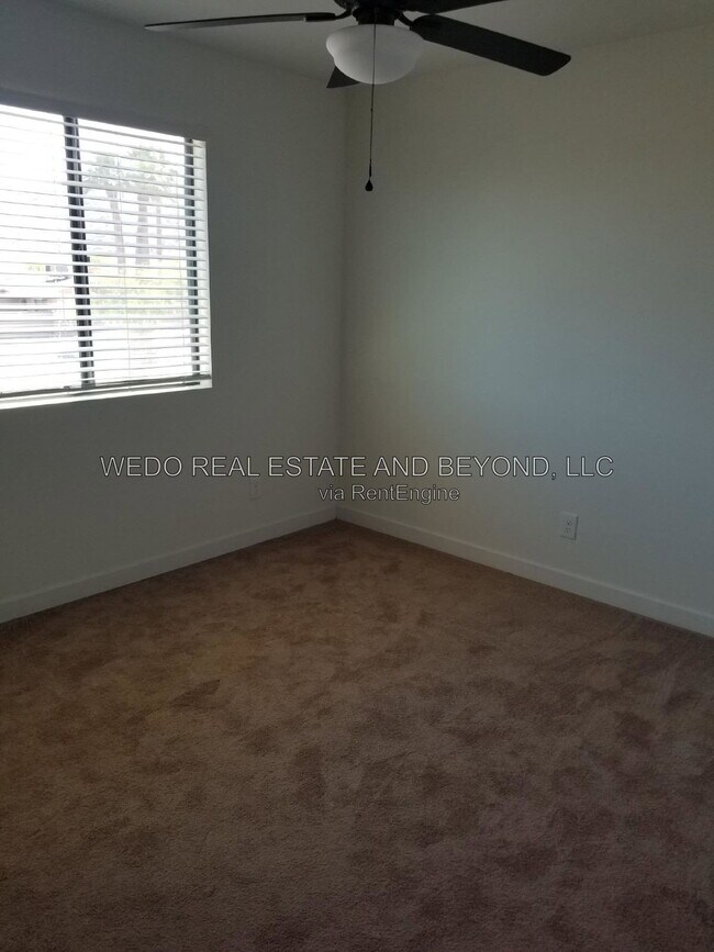 Building Photo - 813 E Siesta Dr