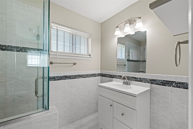 Building Photo - 8818 Edgemoor Dr
