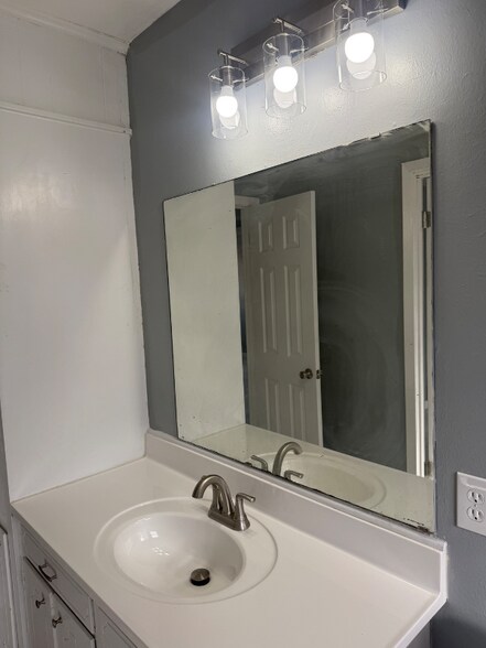 Building Photo - 6901 Lavender Dr