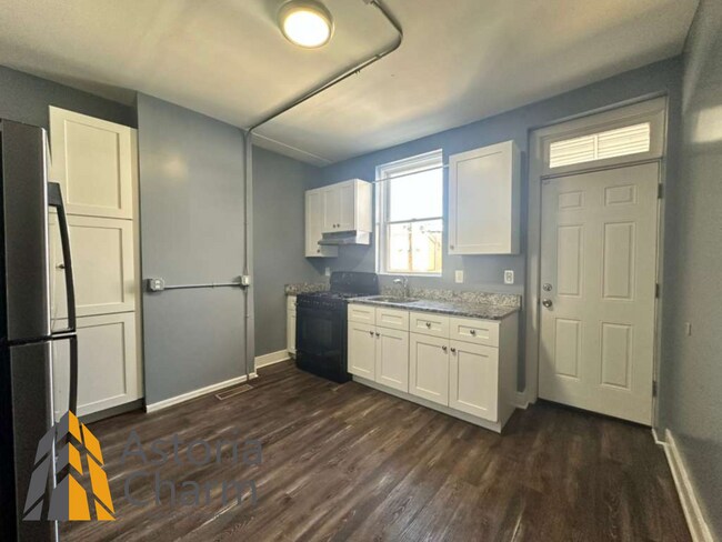 Building Photo - Move In Ready 2 Bedroom Home with Fresh Up...