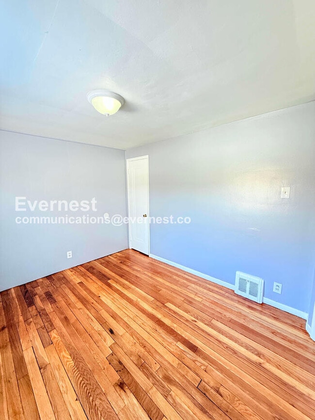 Building Photo - 2 Bed/1 Bath Home with Laundry Hookups / Pet-Friendly / Vouchers Accepted / Available Now!