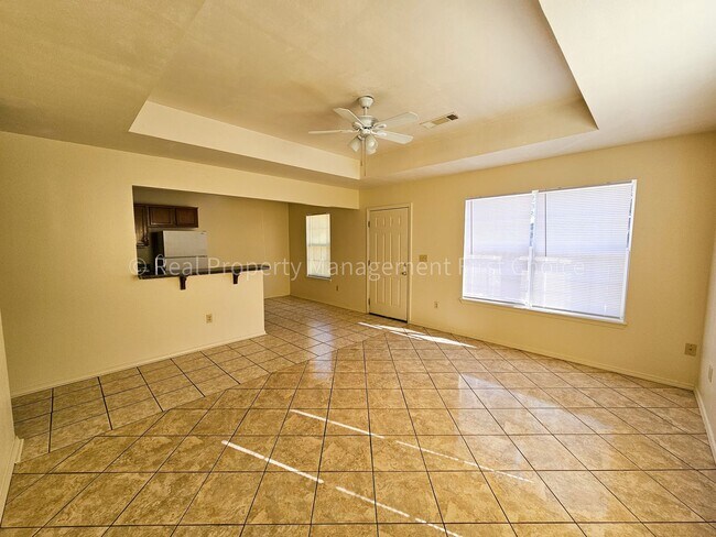 Building Photo - Nice 3 Bedroom/2 Bathroom Duplex off Jenny...