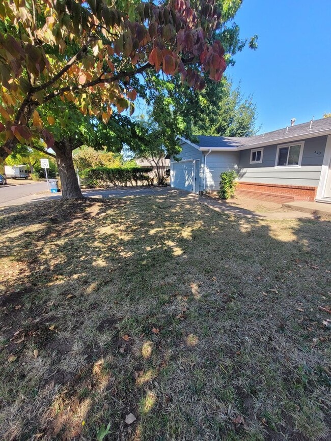 Building Photo - Updated, Single Level Home, 3BD/3BA, corne...