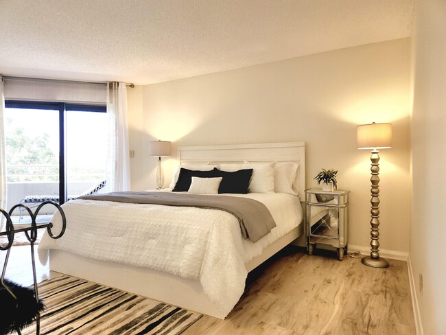 Building Photo - 5950 Pelican Bay Plaza S