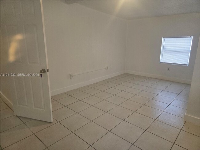 Building Photo - 1645 Lauderdale Manor Dr