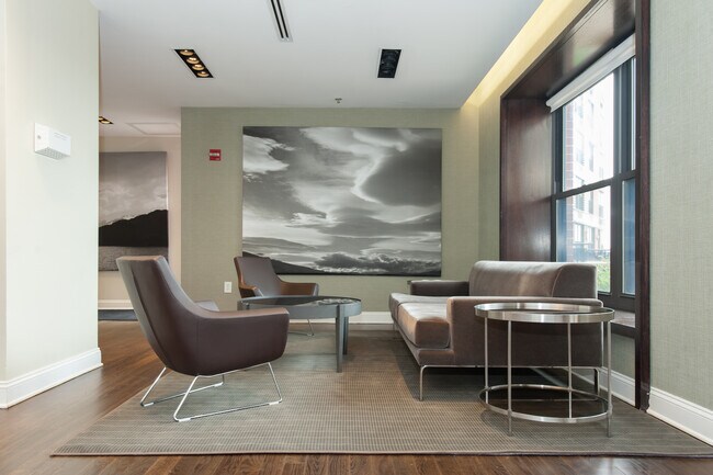 Building Photo - 102 Christopher Columbus Dr